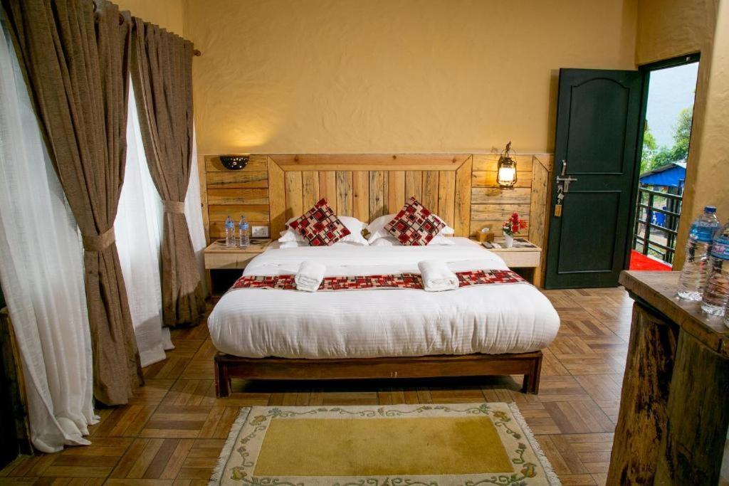Hotel Tourist Residency Покхара Экстерьер фото